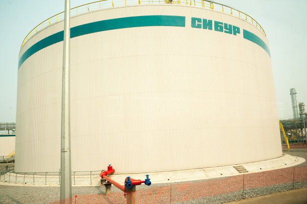 烃类原料厂的气罐图片下载