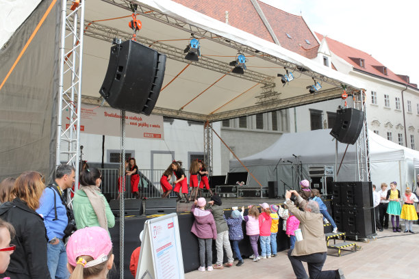 儿童表演和观众在复活节广场上。图片下载