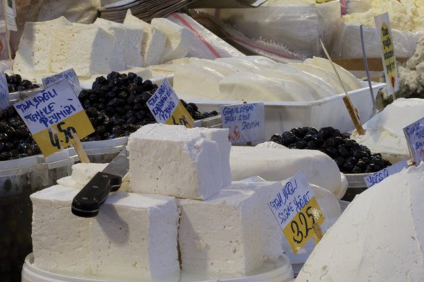 奶酪和橄榄在土耳其的街头市场上出售。自制食品，有机农场产品概念。图片下载