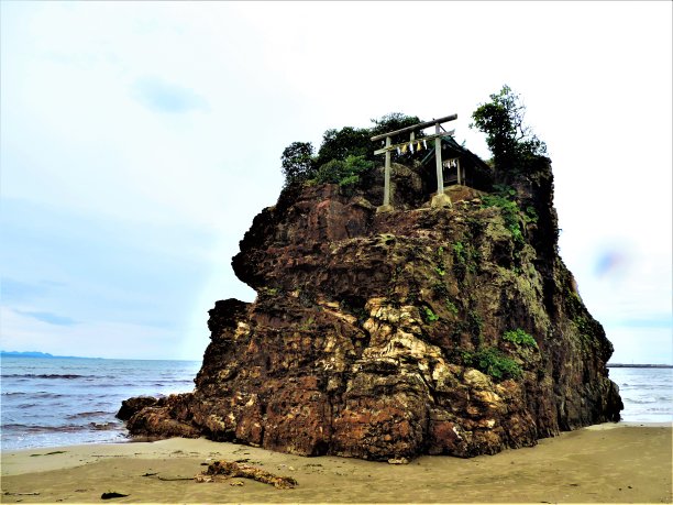 日本。出云市太沙海滩圣岩上的本堂岛神社。图片下载