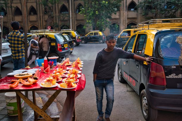 印度孟买的一名水果商贩图片下载