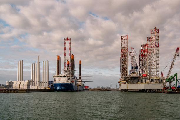 2020年4月3日，荷兰Vlissingen，风车船在港口为运输巨型风车海洋海岸公园，巨大的风车螺旋桨准备航运图片下载