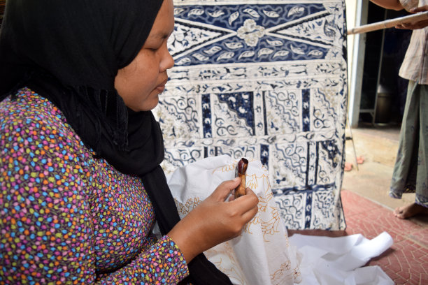 印尼马都拉蜡染村艺术家图片下载