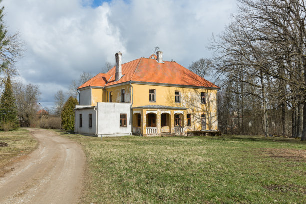 城市cesi,拉脱维亚。黄色的老房子和树。旅行的照片。图片下载