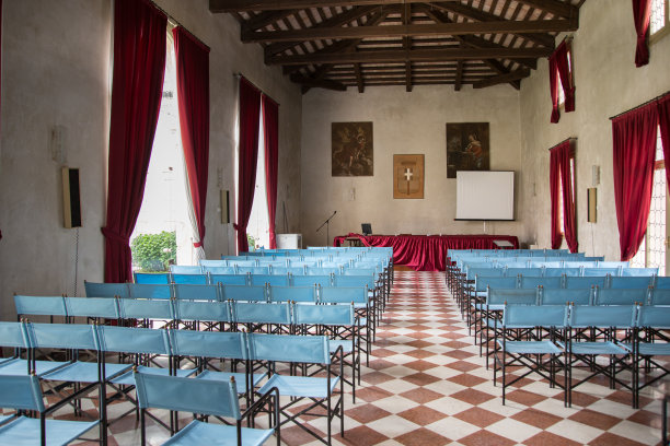 古色古香的别墅会议室，蓝色帆布椅子和红色窗帘。图片下载
