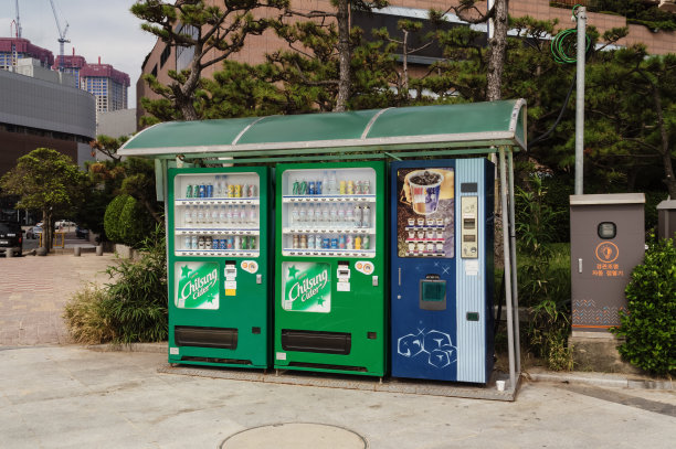 近距离观看典型的自动售货机在白天图片下载