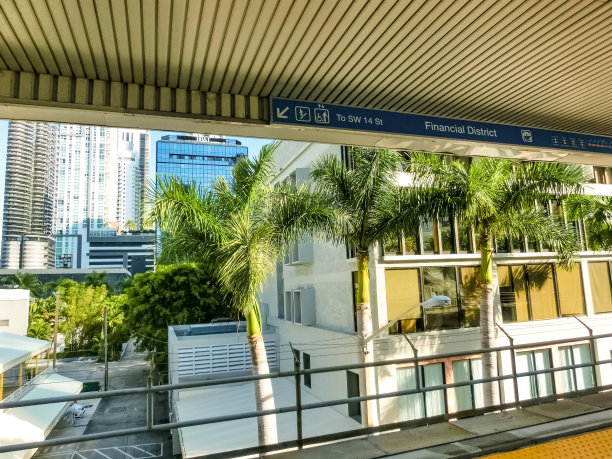 市中心的公寓和办公楼图片下载