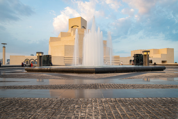多哈伊斯兰艺术博物馆：前景喷泉与天空云彩的日间外观图片下载