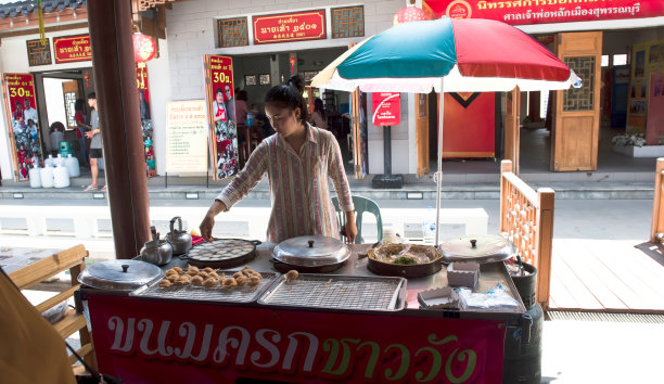 2018年5月27日，身份不明的游客在泰国素潘布里神社公园参观中国小镇“龙之家”。图片下载
