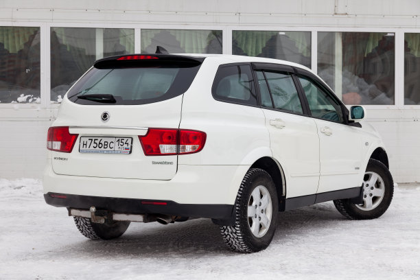 使用白色双龙凯龙与发动机的2.3升后视图图片下载