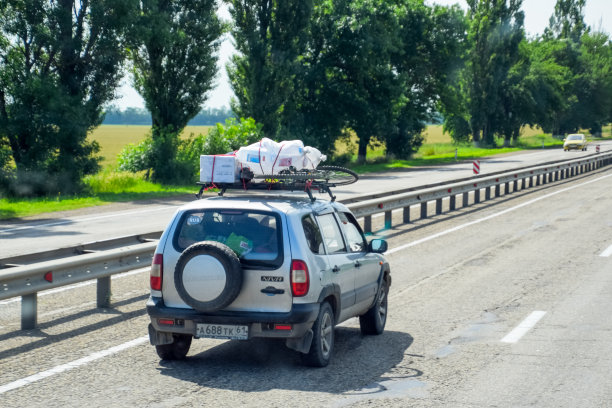 在越野路上旅行，在车顶上骑自行车。图片下载