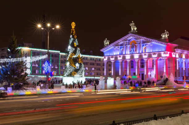 在中央广场的圣诞树图片下载