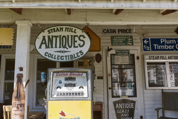 古董店里陈列的古董图片下载