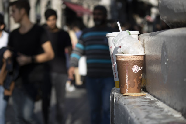 墙边有饮料罐。环境污染问题。人们不关心。图片下载