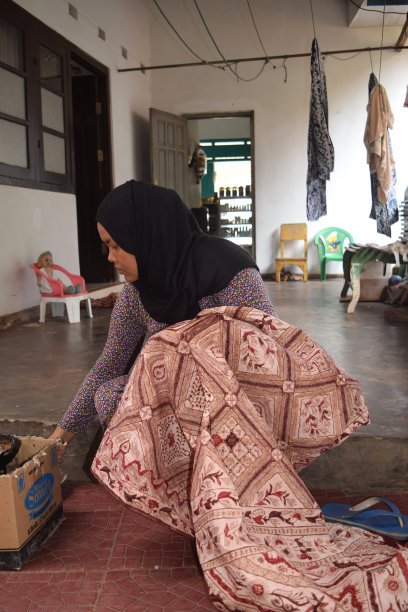 印尼马都拉蜡染村艺术家图片下载