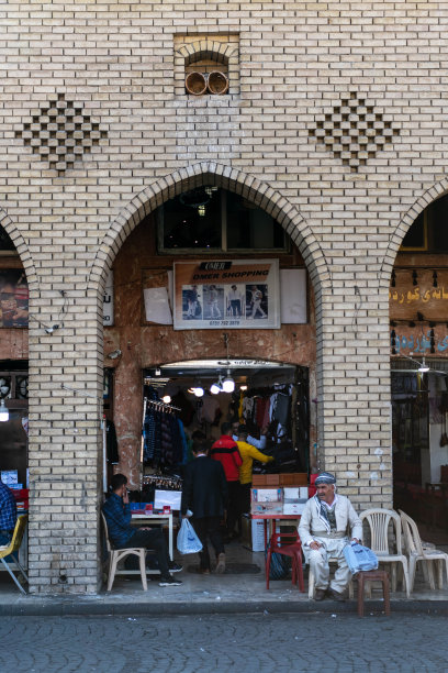 两名男子在埃尔比勒街头喝茶图片下载