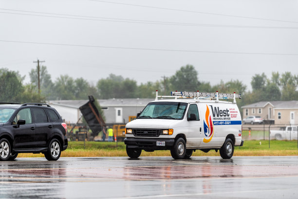 下雨的街道公路在堪萨斯乡下的一个小镇上有货车图片下载