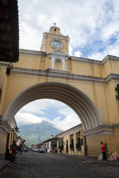 圣卡塔利娜修道院的拱门，始建于1693年，巴洛克建筑。编辑素材图片下载