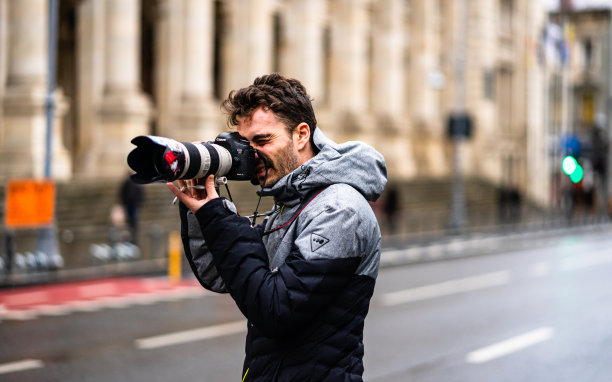 2020年，在罗马尼亚首都布加勒斯特的一个雨天，街头摄影师用单反相机和长焦镜头拍摄照片图片下载