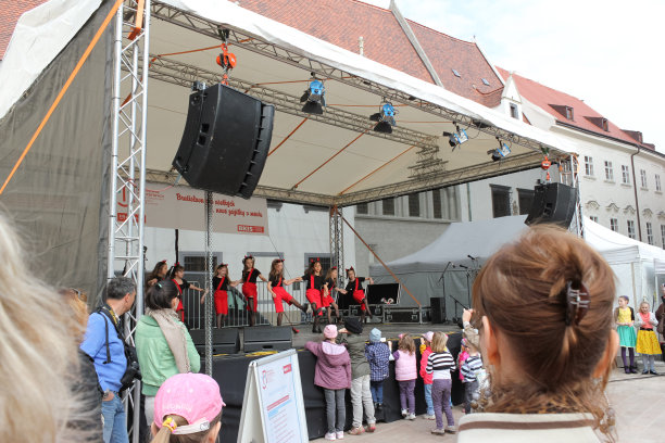 儿童表演和观众在复活节广场上。图片下载