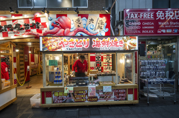 黑门市场的小海鲜餐厅，厨师在炉子上为顾客烹饪日式烤鸡图片下载