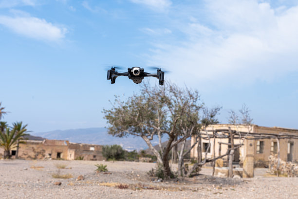 罗马尼亚克鲁日博洛加- 2020年2月21日:强大而好玩的四旋翼无人机Anafi鹦鹉在行动中伸展。大疆Mavic竞争对手的详细照片。美丽的无人机，晴天图片下载