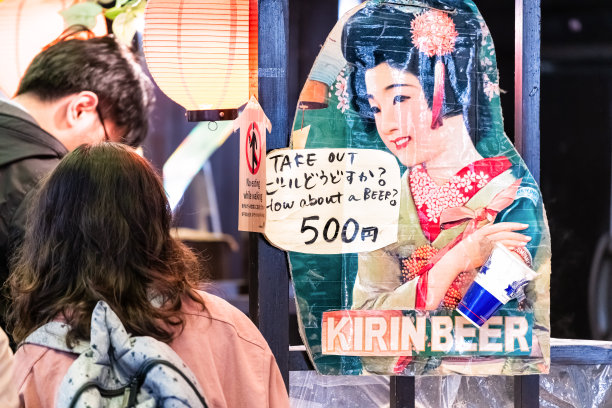 人们在京都锦市场购物，食品商贩有麒麟啤酒标志图片下载