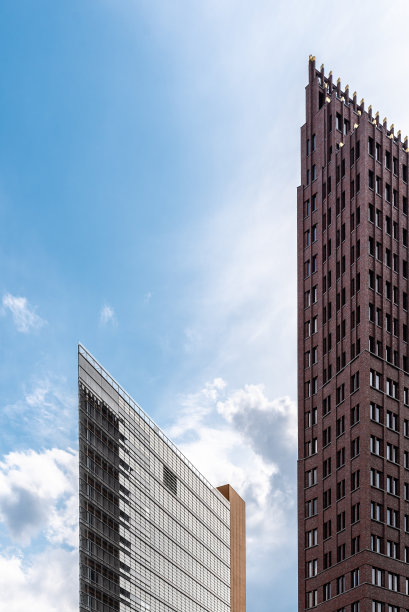 柏林波茨坦广场上的摩天大楼映衬着蓝天图片下载