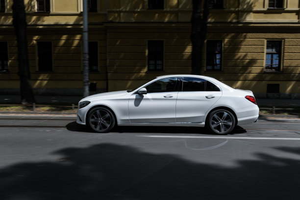 白色的新奔驰C200d。现代C类。新款德国豪华车。图片下载