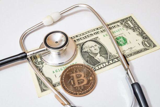 用听诊器近距离观察纸币背景上的加密货币图片下载