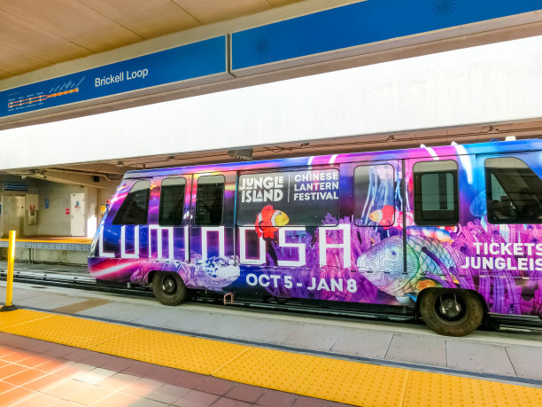 白天的轻轨搬运车。图片下载