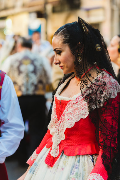 女人们的肖像穿着法拉拉的彩色和豪华的裙子法拉拉。图片下载