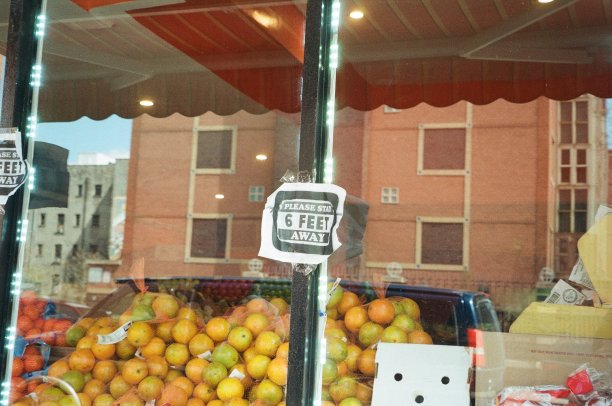 曼哈顿华盛顿高地(Washington Heights)的一家超市外的指示牌提醒顾客保持六英尺(约合1.2米)的距离。图片下载