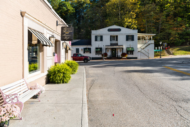 历史悠久的市中心小镇空空如也的街道，在弗吉尼亚州的乡村城市建筑和商店商店图片下载