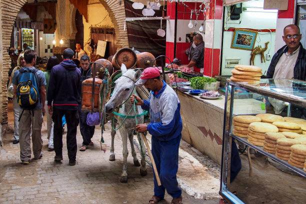摩洛哥，Fes:非洲，摩洛哥，Fes，典型的古麦地那街头市场图片下载