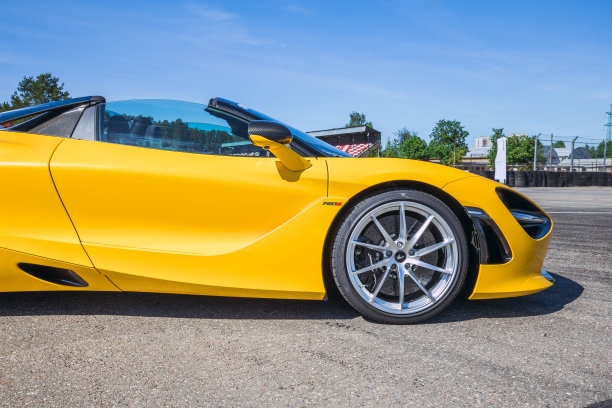 拉脱维亚共和国里加市。赛车-迈凯轮在Bikernieku赛道。麦克拉伦俱乐部活动。5月30日。2019年旅游的照片。图片下载