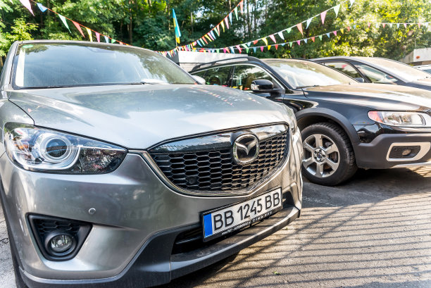 汽车模型马自达停车。外面的照片。马自达是日本马自达汽车公司生产的。图片下载