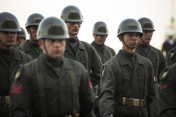 士兵们在排队等候图片下载