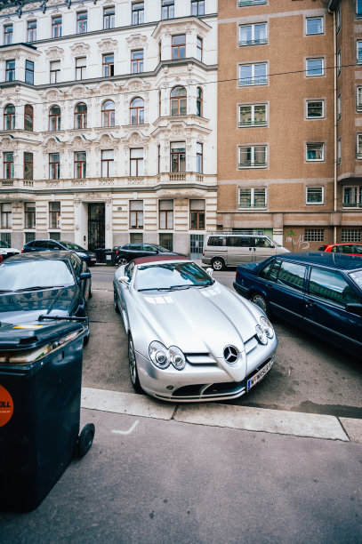新的豪华银色奔驰单反迈凯轮图片下载