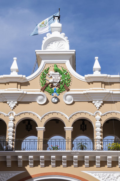 危地马拉共和国盾形纹章上有一公共建筑的高浮雕，一种国家标志，带有纹章和鸟的象征。图片下载