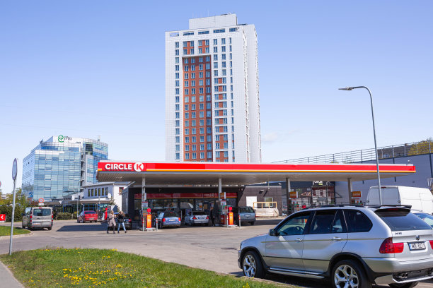 城市里加,拉脱维亚。街道上有汽车和商店。旅行的照片。图片下载