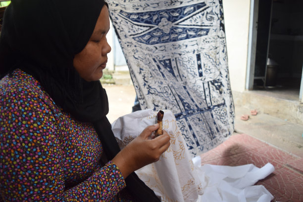 印尼马都拉蜡染村艺术家图片下载