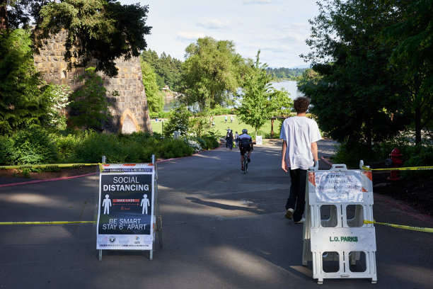 公园里的社交距离标志图片下载