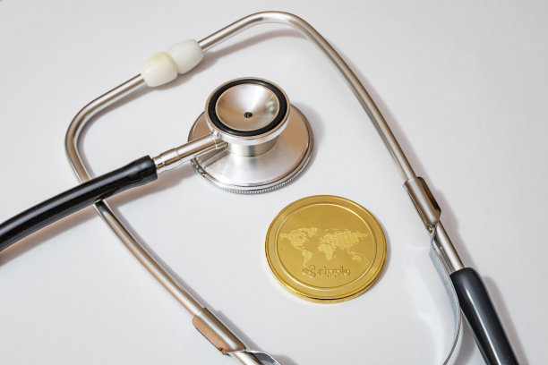 用听诊器在白色背景上近距离观察加密货币图片下载