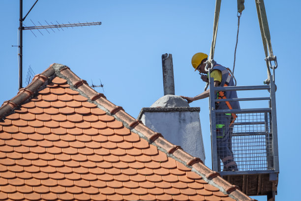地震后用起重机修理屋顶的工人图片下载