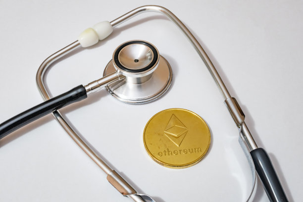 用听诊器在白色背景上近距离观察加密货币图片下载