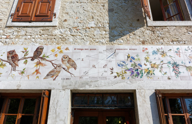 Aiello del Friuli一所房子墙上的艺术日晷图片下载