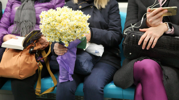 近距离观察三名身份不明的女性乘客坐在地铁里。图片下载