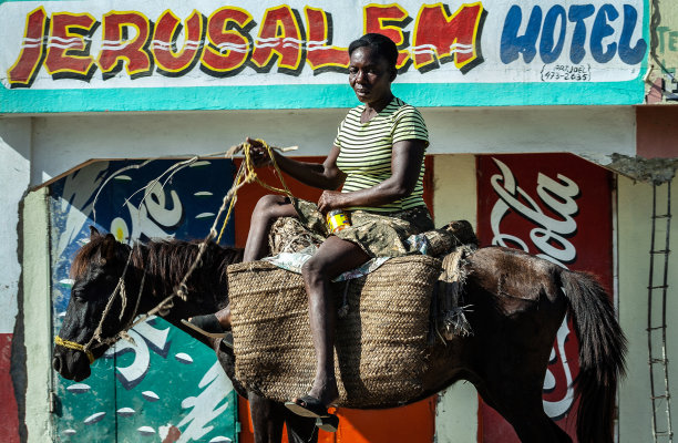一个女人骑着马在耶路撒冷旅馆前。图片下载