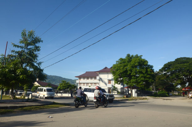 一辆私家车穿过城市图片下载